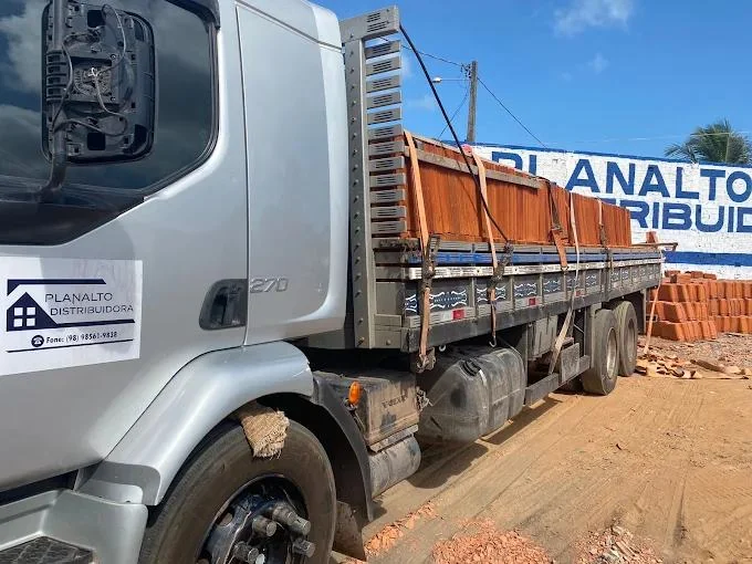 Caminhão da Planalto Distribuidora carregado para entrega