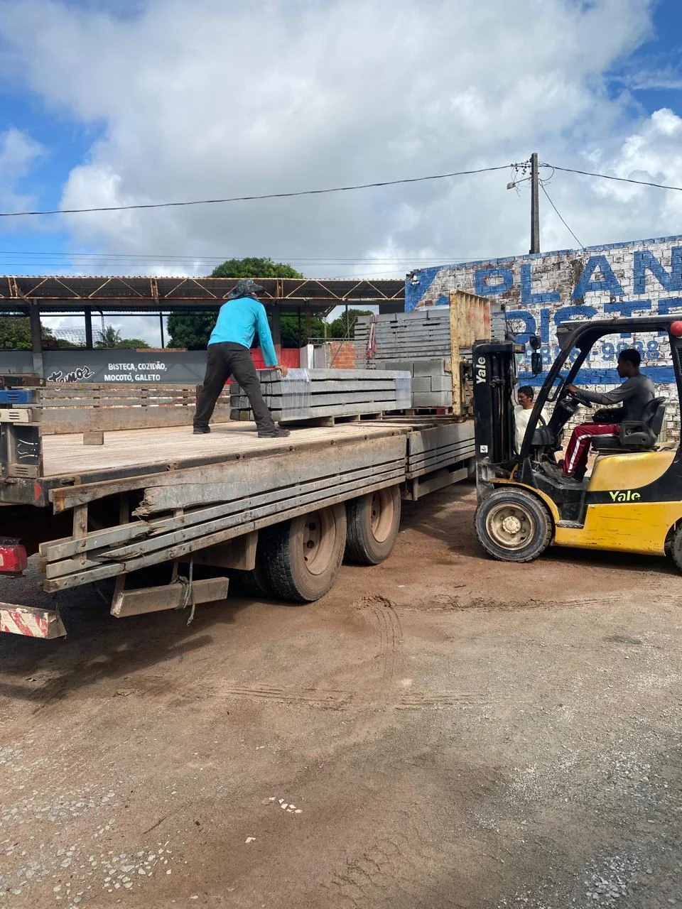 Equipe carregando materiais para entrega